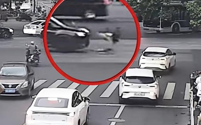 上海8岁男孩闯红灯，被SUV直接撞飞，交警：全责！男孩的回答令人惊讶