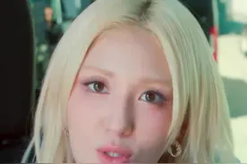 🦐穿小卡球衣热舞的歌手Somi：三国混血😘细腰长腿的人间芭比图片