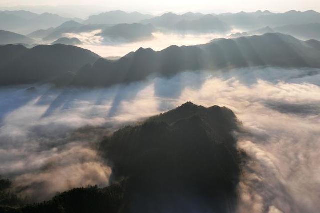 重庆酉阳：云海晨雾交织 绘就山村绝美画卷