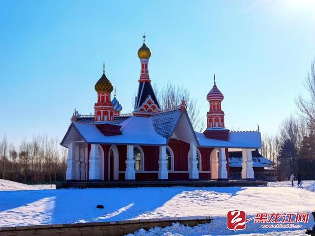 10米俄式大雪人牵手极地萌宠 伏尔加庄园打造冰雪游新地标