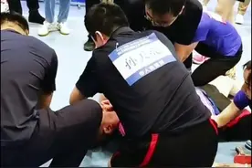 教科书式急救！乒乓球赛场上一男子突发疾病晕倒，多名医护选手默契配合实施抢救图片