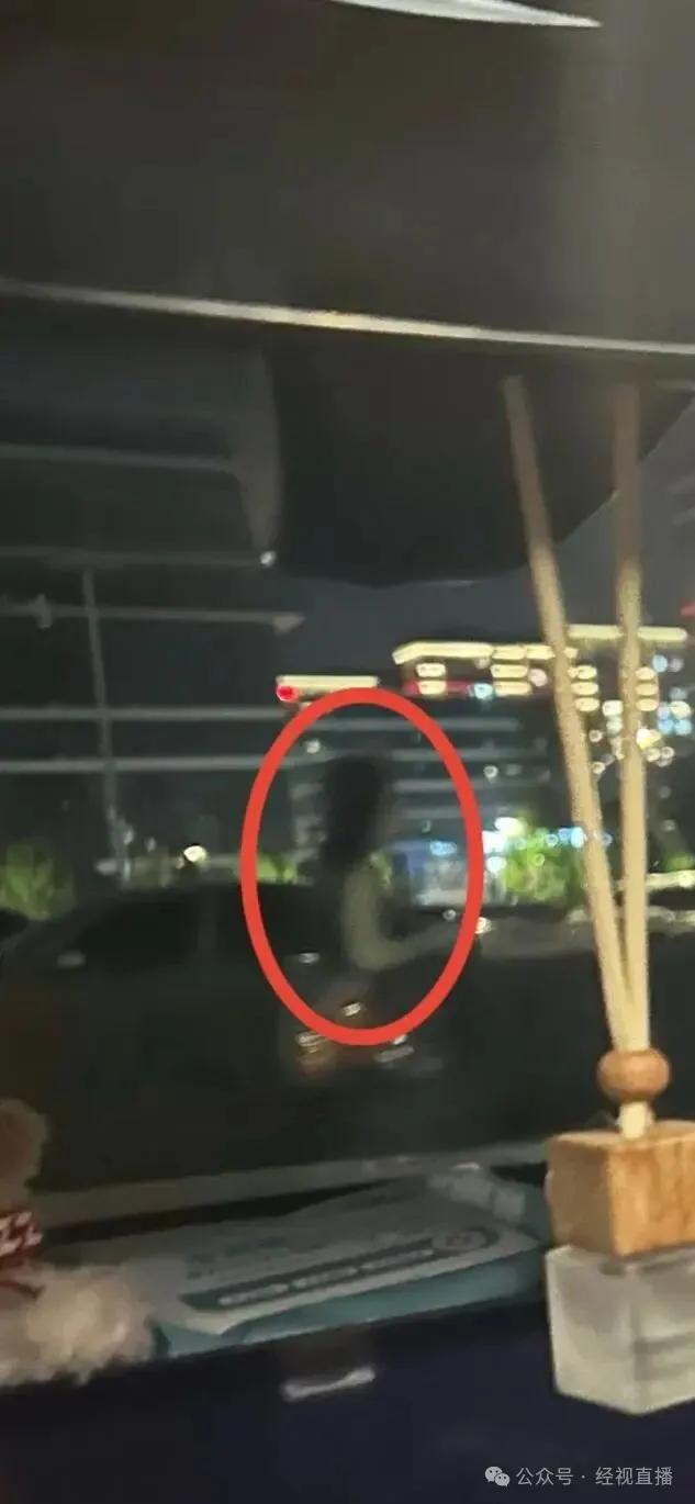 男子更衣室穿内裤被误入女子看见