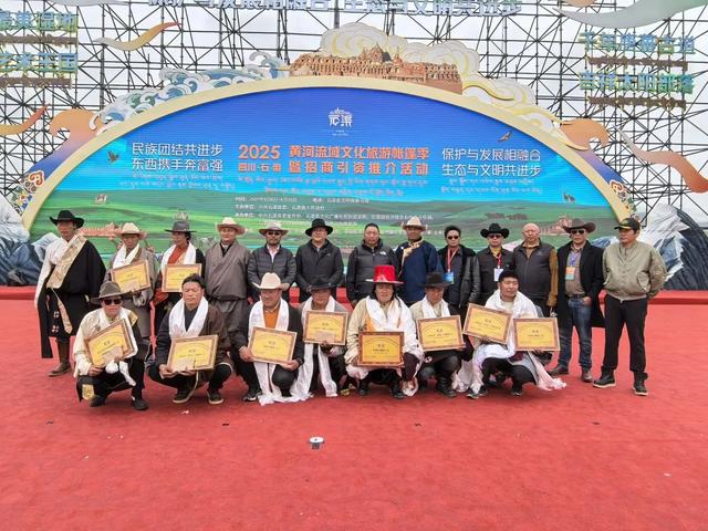 石渠尼呷镇赛马场欢腾 民间竞技点燃文旅帐篷季