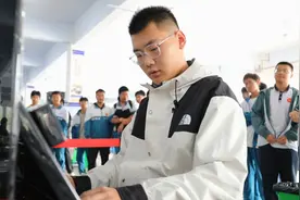 就餐自带BGM！临沂一学校将钢琴搬进食堂引学生排队弹奏图片