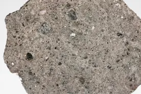 月球陨石收藏价值几何？佳士得要上拍地球上第二大经抛光的月球陨石切片图片