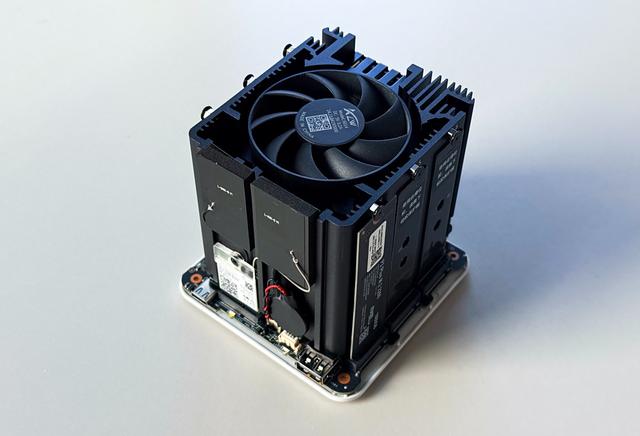 千元六盘位全闪 NAS，零刻飞牛联名 ME mini 私有云体验评测