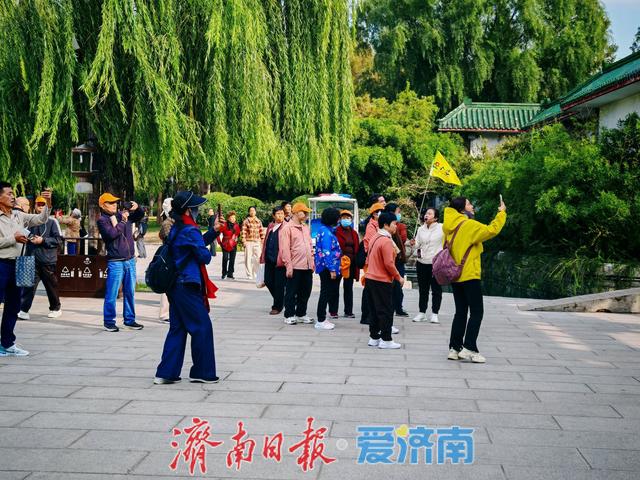 一年四季 泉在济南丨大明湖游人如织 秋意正浓