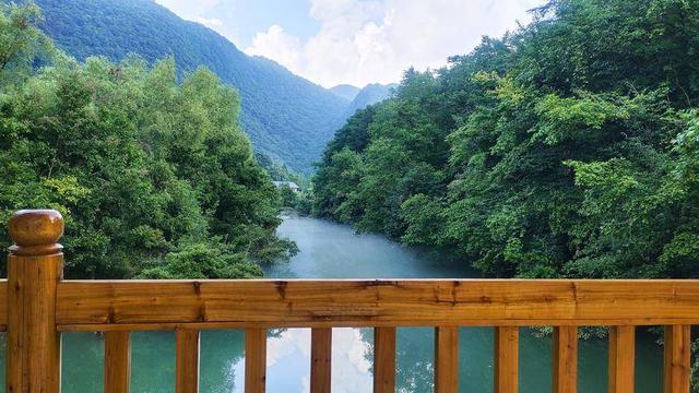 诗画鹤峰：晨光中的董家河