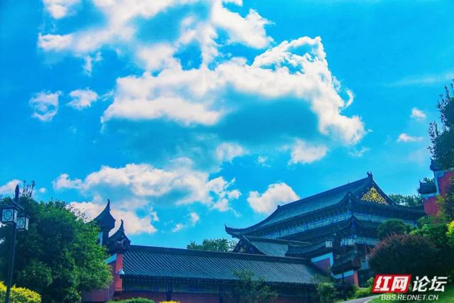 飞檐藏云，蝉声染绿：寻找零陵的夏日慢镜头