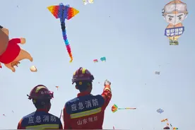 潍坊消防主题科普风筝亮相国际风筝会图片