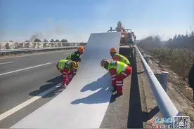 18块钢板散落高速公路 救援人员紧急徒手搬运图片