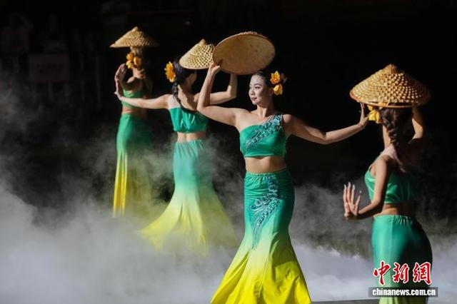 广西南宁民众湖边尽享夏夜狂欢