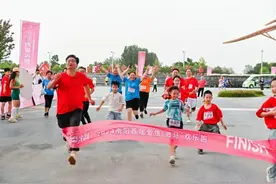 南阳首届爱情“微马”欢乐开跑图片