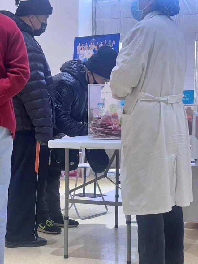 风波中的嫣然天使医院	，有捐助者抱着工作人员哭泣，院方：线下捐款能否填补空白还未知