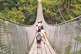 深圳少年向菲律宾学生捐赠学习用具、传授乘法口诀 一场跨国公益让雨林深处刮起中国风图片