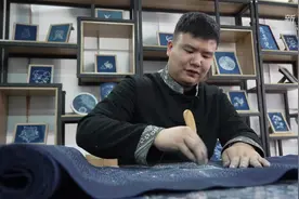 文化中国行丨侗族印染刻板技艺传承人曾昭龙：让传统工艺绽“新花”图片