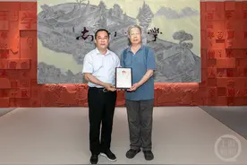 校友回校捐赠院士证 参观校史馆感怀往昔图片