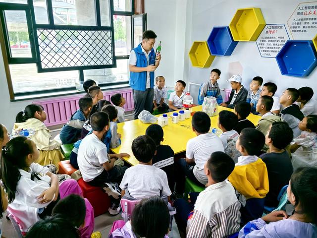 移民村娃娃科技馆里“过暑假”