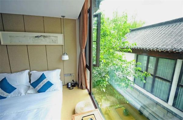 秋色满城 历下有约丨明府城住宿指南：从老街四合院到精品酒店，解锁老城慢生活！
