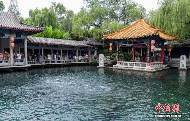 山东济南：趵突泉“水涌若轮”美景重现