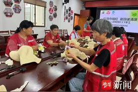 “戴”爱回家，清凉一夏！常熟市沙家浜镇昆承湖村开展遮阳帽DIY活动图片