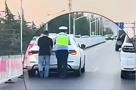 你的背影真帅！市民车辆馈电临沂交警化身“推车侠”图片