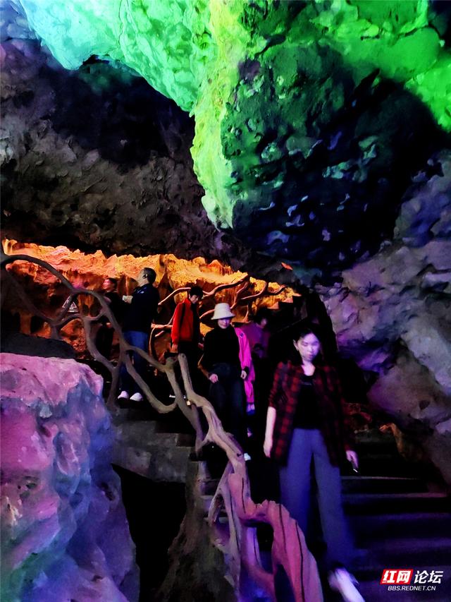 【每日一图@湖南】七彩灯光点亮亿年奇观，澧县仙女洞里藏着神话