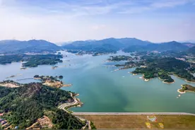 “假日经济观察”系列报道：乘国庆“交通快线” 感受发展脉动“繁华盛景”图片