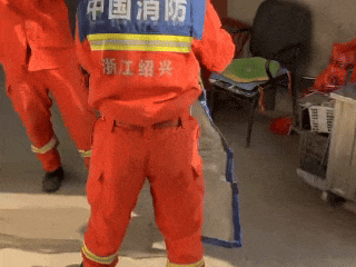 妈呀！浙江一村民家门口，惊现眼镜蛇！大妈吓出表情包