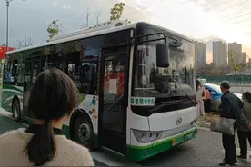 湖南城乡公交执行“一人一座一带”  公共交通如何平衡“安全”与“运力”？图片