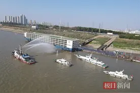 以“演”筑防，防患未“燃”！长江武汉段开展商品车滚装运输船消防联合演习图片