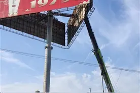 武汉江夏区拆除高速公路旁两根立柱广告牌图片