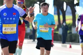 昆明市长参加马拉松全马，网友称赞速度秒杀90%跑友，当地回应图片