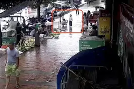 事发街头，5岁的她敲响特警车门……图片