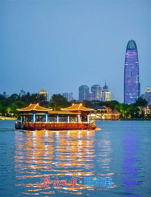 一年四季 泉在济南丨大明湖流光溢彩点亮济南夜晚