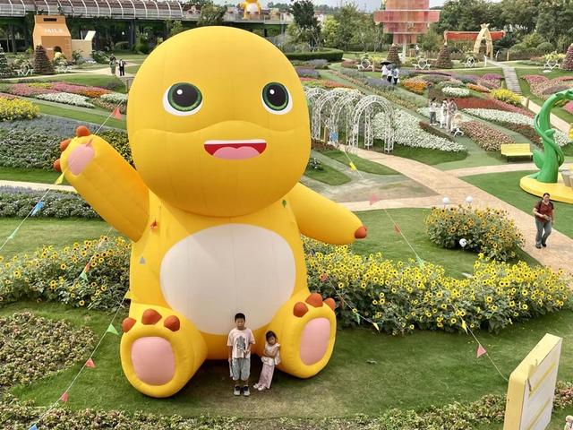 奶龙版梦幻花海成“遛娃”好去处，浦江郊野公园假期客流创新高