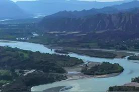 【2024打卡中国最美水源地】“最炫民族风”！英国网红博主鹿可在黄河岸边来了场变装秀（视频）图片