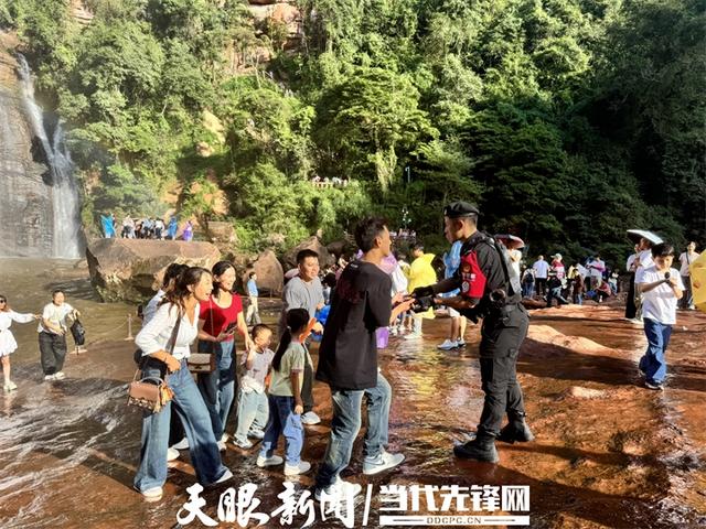 丹霞红与藏蓝的交响！旅游警察王银的假期全勤实录