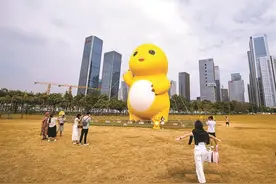 20米巨型奶龙做客前海图片