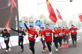 湖北随州小伙因减重塑形爱上马拉松，武汉青年在宜城半马跑出个人最好成绩图片