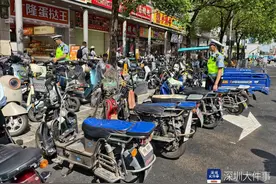 依法查扣、拆除，深圳交警严厉整治地铁口摩电车辆重点违法图片