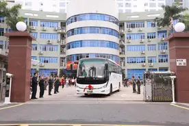 换上戎装，青春无悔！深圳市龙华区民治街道欢送新兵入伍图片