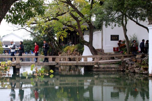 江苏苏州：沧浪亭色彩斑斓秋色美