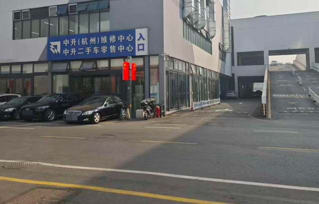 杭州一车主买新车没开出园区便撞倒人，30多岁被撞者已不幸离世，目击者：倒车时瞬间加速