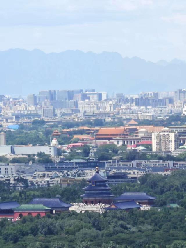 远眺北京天际线美景，白云蓝天下，天坛和天安门同框！