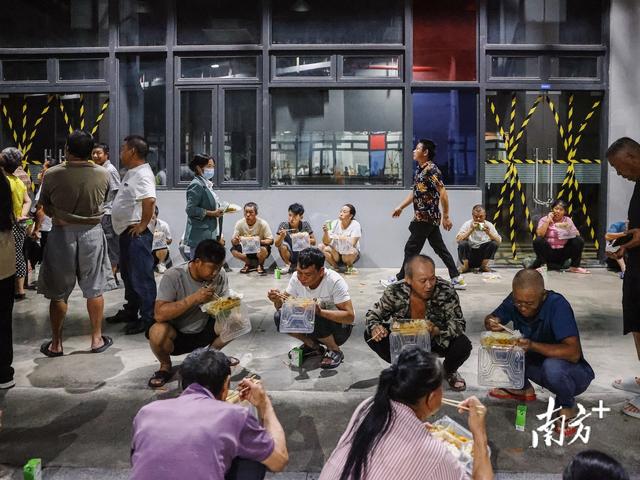 “桦加沙”过境后，珠海情侣路市民游客又多了起来｜一线直击