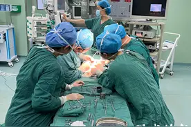 新生儿出生骶骨拖着个“大球”，臀部被遮挡图片