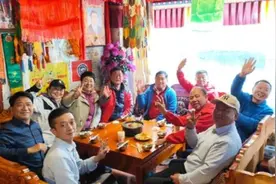 山东“铁腚大巴”20天往返济宁拉萨，司机：多为退休老人参团，下一趟已满员视频封面