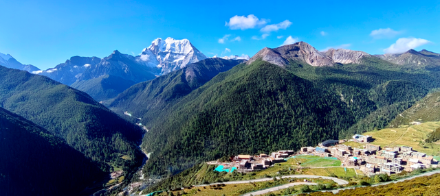 超100万人次创历史同期新高！绚烂秋景+多彩“夜”态解锁稻城亚丁景区“流量密码”