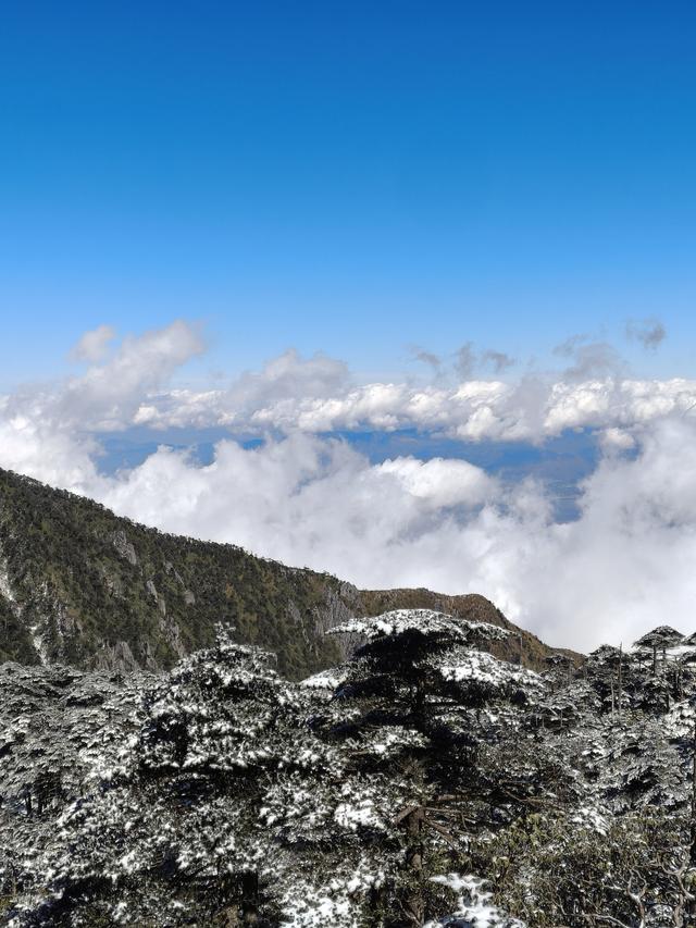 大理苍山：冬日首场降雪引客来